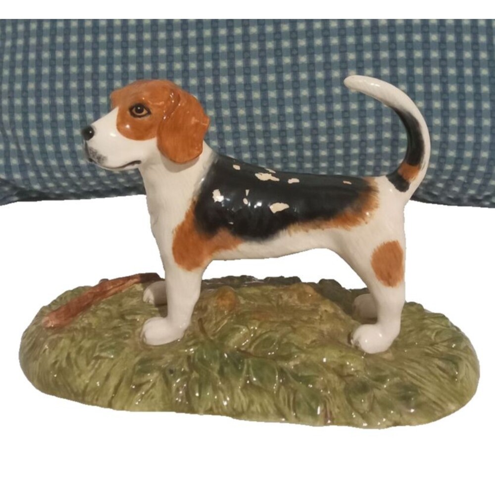 Royal Doulton Vintage Figurine Porcelain 2003 RDA 11 Beagle Hound Dog On Grass